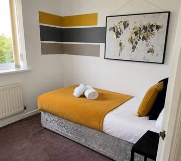 Bedroom with single bed