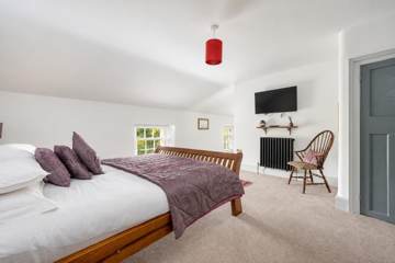 Top-floor king bedroom